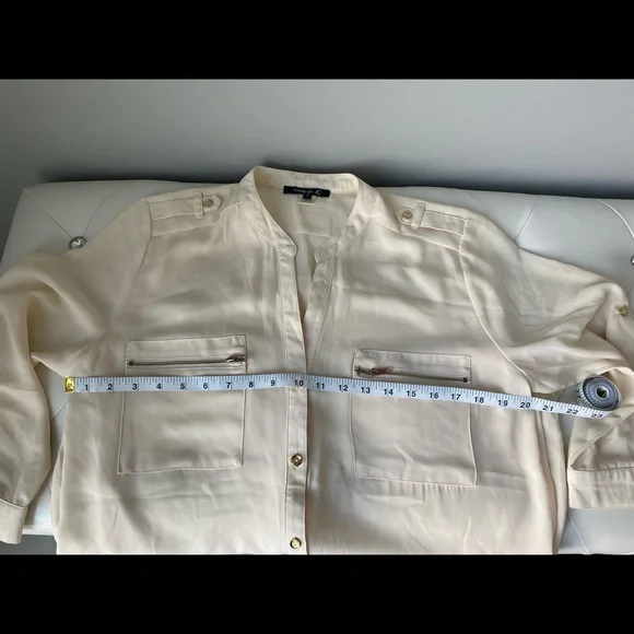 [💙🆓] Must have — Cream short sleeve polyester blouse with gold accents - Picture 9 of 12